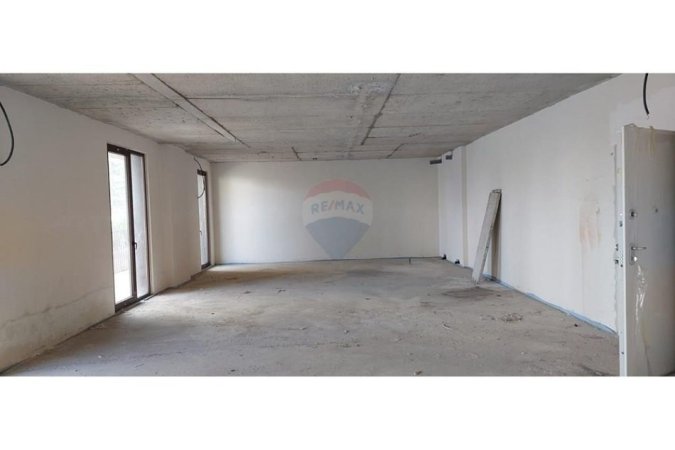 Tirane, jepet me qera zyre Kati 1, 156 m² 2.000 € (Rruga Kosovareve)