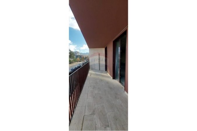Tirane, jepet me qera zyre Kati 1, 156 m² 2.000 € (Rruga Kosovareve)