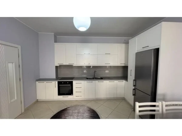 Tirane, jepet me qera apartament 1+1 Kati 8, 67 m² 500 € (Astir)