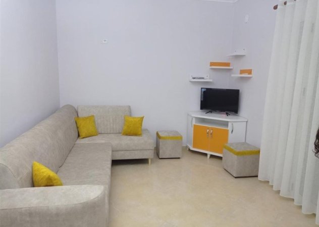 Tirane, jepet me qera apartament 2+1+Aneks+Ballkon Kati 2, 80 m² 500 € (kinostudio)