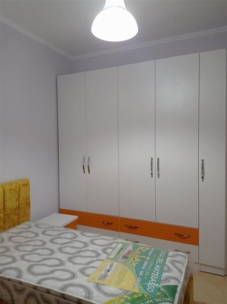 Tirane, jepet me qera apartament 2+1+Aneks+Ballkon Kati 2, 80 m² 500 € (kinostudio)