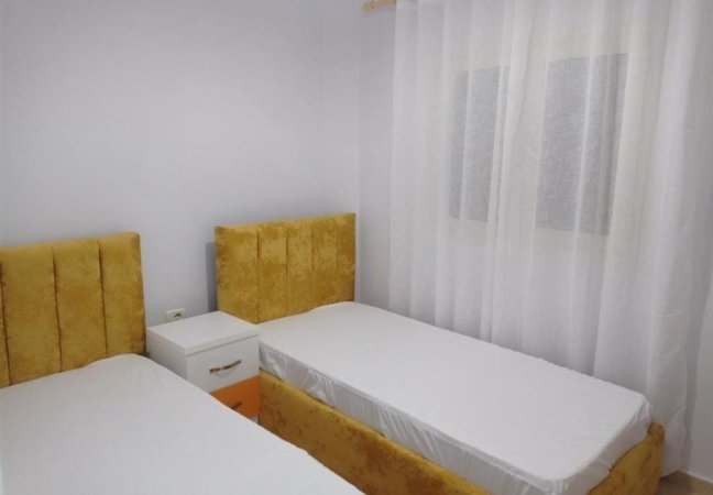 Tirane, jepet me qera apartament 2+1+Aneks+Ballkon Kati 2, 80 m² 500 € (kinostudio)