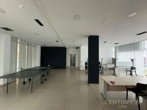 Tirane, jap me qera ambjent biznesi , 380 m² 3.400 € (Laprakë)