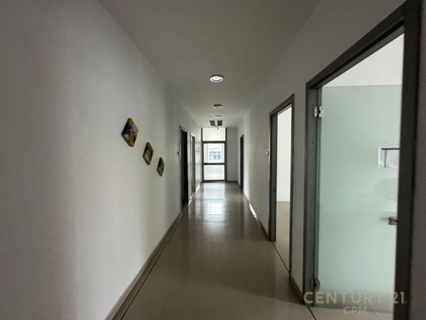 Tirane, jap me qera ambjent biznesi , 380 m² 3.400 € (Laprakë)