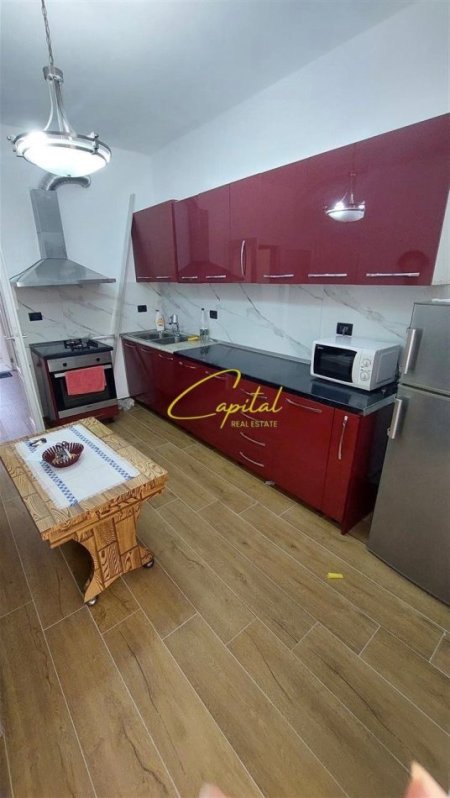 Tirane, jepet me qera apartament 3+1 Kati 3, 120 m² 1.000 € (MYSLYM SHYRI)