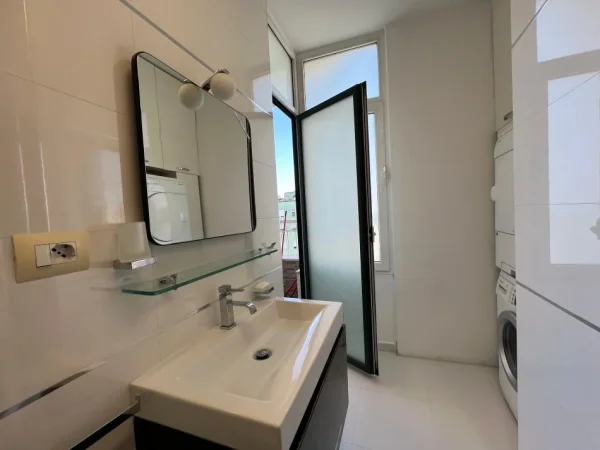 Tirane, jepet me qera apartament 2+1+Ballkon Kati 7, 123 m² 1.800 € (Blloku)