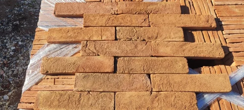 Tirane, shes Tulla xhami për veshje ambjentesh, tulla shamat zjarrduruese të reja dhe të përdorura, oxhaqe, furra, Tulla balte dekorative antike etj,,, 10 €