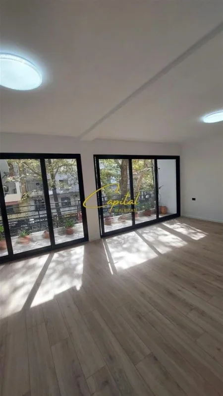 Tirane, jepet me qera zyre Kati 3, 120 m² 1.000 € (MYSLYM SHYRI)