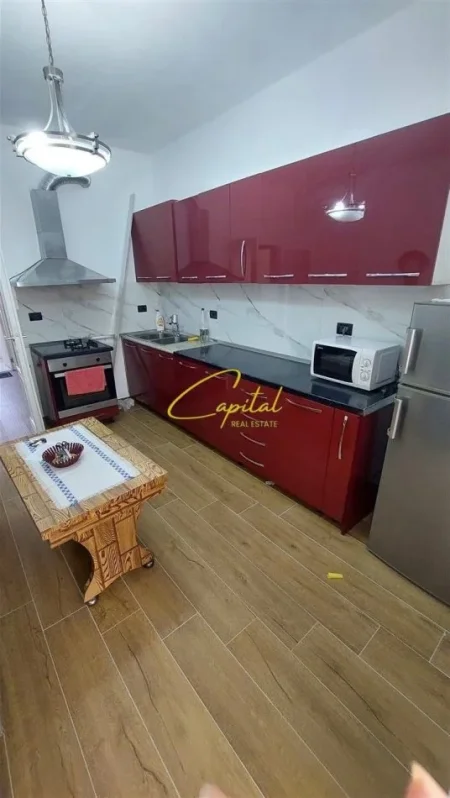 Tirane, jepet me qera zyre Kati 3, 120 m² 1.000 € (MYSLYM SHYRI)