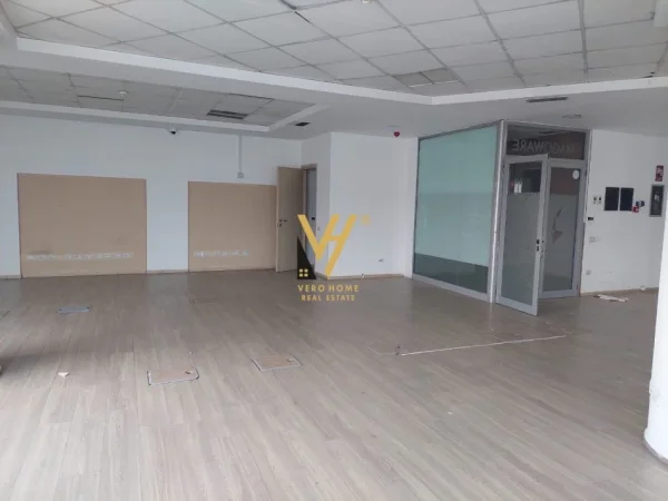Tirane, jepet me qera zyre Kati 8, 230 m² 2.600 € (PALLATI ME SHIGJETA)