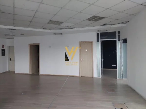 Tirane, jepet me qera zyre Kati 8, 230 m² 2.600 € (PALLATI ME SHIGJETA)