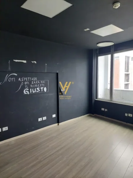 Tirane, jepet me qera zyre Kati 8, 230 m² 2.600 € (PALLATI ME SHIGJETA)