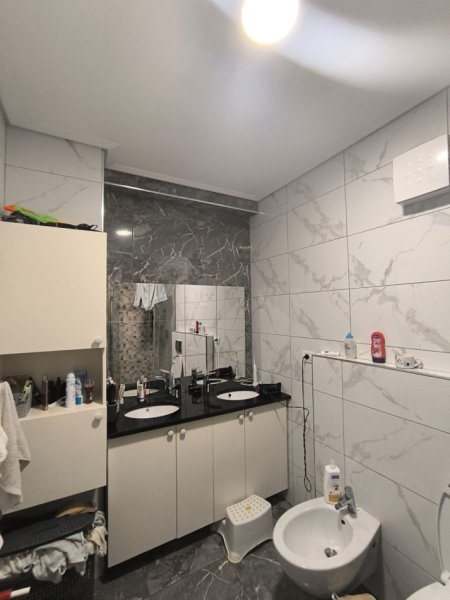Tirane, shitet apartament 2+1+Ballkon Kati 4, 98 m² 285.000 € (Komuna Parisit)