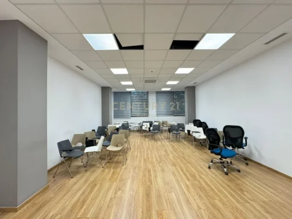 Tirane, jepet me qera ambjent biznesi Kati 1, 4.600 m² 4.600 € (Tregu Elektrik)