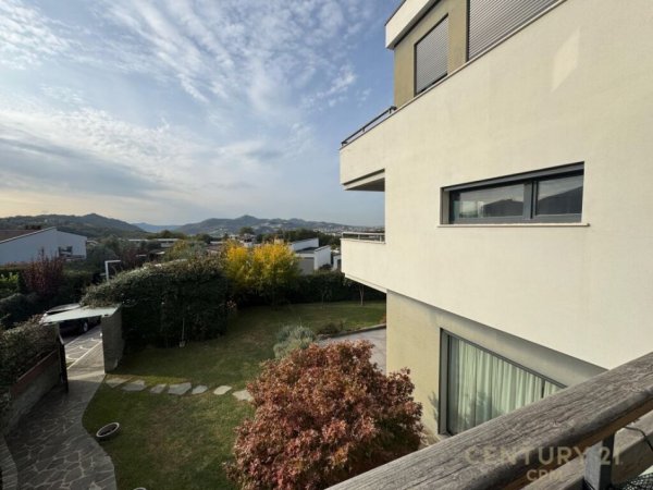 Tirane, jepet me qera Vile 3 Katshe Kati 3, 580 m² (Long Hill Residence)