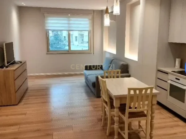 Tirane, jepet me qera apartament 1+1+Aneks+Ballkon Kati 3, 61 m² 800 € (KOMUNA E PARISIT)