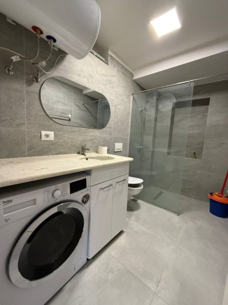 Tirane, jepet me qera apartament 1+1+Ballkon Kati 3, 64 m² 600 € (Stadiumi Dinamo)