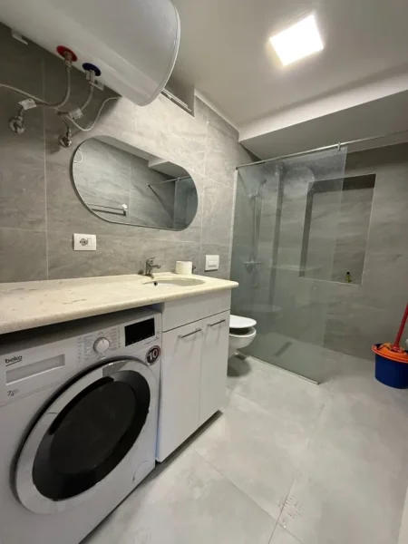 Tirane, jepet me qera apartament 1+1+Ballkon Kati 3, 64 m² 600 € (Stadiumi Dinamo)