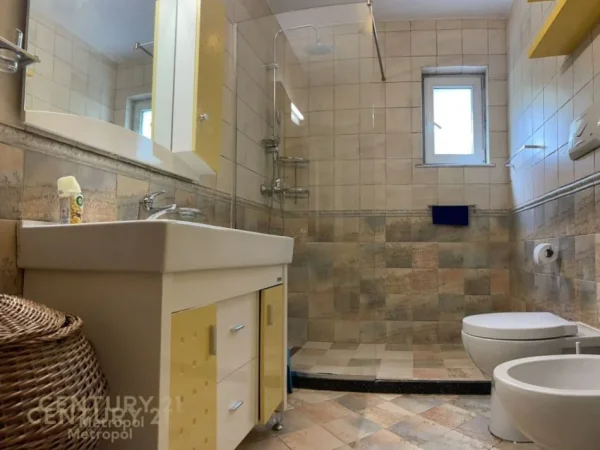 Tirane, jepet me qera apartament 2+1+Aneks+Ballkon Kati 2, 85 m² 750 € (PAZARI I RI)