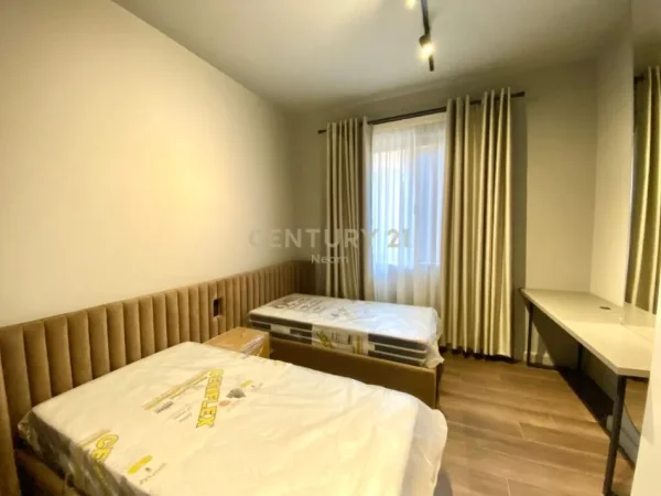 Tirane, jepet me qera apartament 2+1+Aneks+Ballkon Kati 1, 107 m² 1.000 € (KOMPLEKSI PANORAMA)