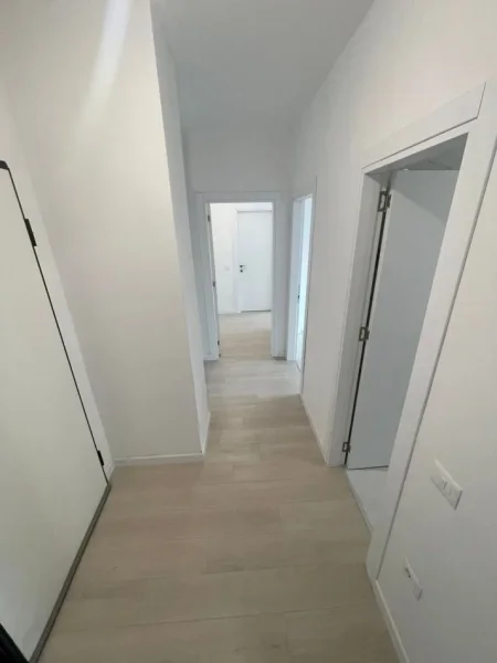 Tirane, jepet me qera apartament 2+1+Ballkon Kati 1, 115 m² 700 € (Spitali Gjerman)