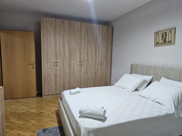 Tirane, jepet me qera apartament 1+1+Ballkon Kati 1, 70 m² 550 € (Stadiumi Dinamo)