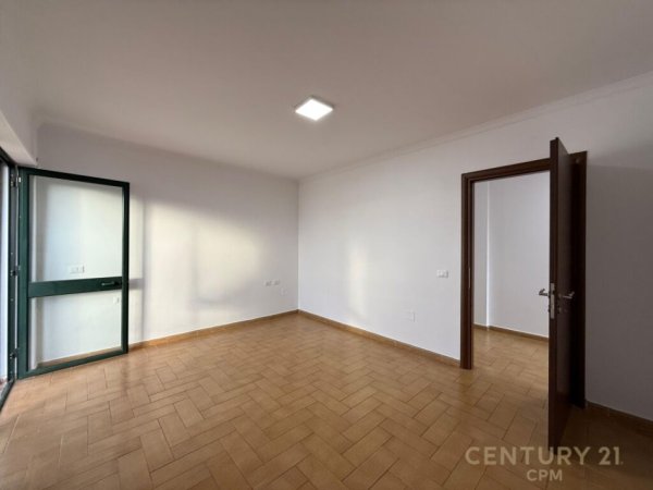 Tirane, jap me qera zyre , 160 m² 2.500 € (Garda)