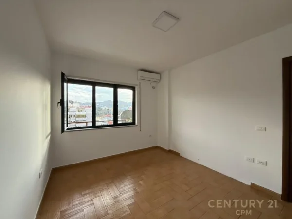 Tirane, jap me qera zyre , 160 m² 130.000 LEKE (Garda)