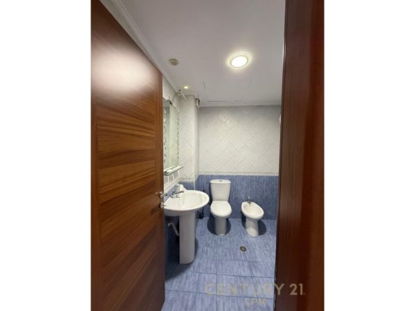 Tirane, jap me qera zyre , 160 m² 2.500 € (Garda)