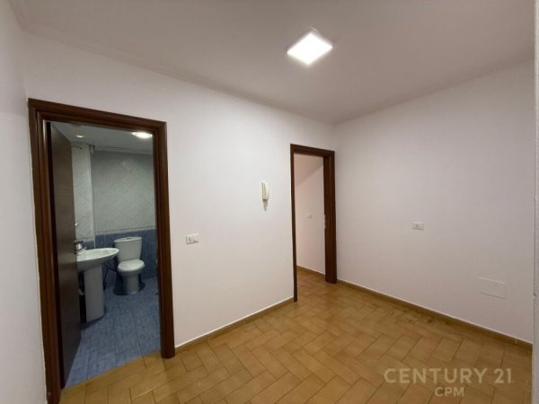 Tirane, jap me qera zyre , 160 m² 2.500 € (Garda)