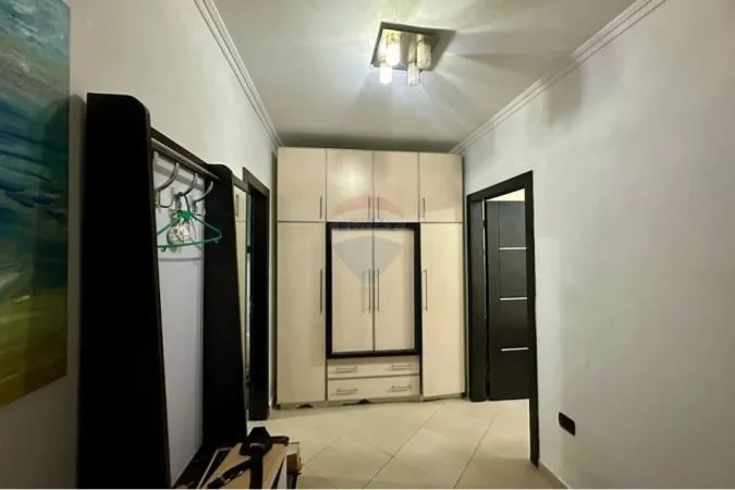 Tirane, jepet me qera apartament 1+1 Kati 2, 120 m² 550 € (21 Dhjetori, Shqipëri)