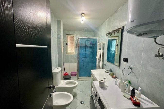 Tirane, jepet me qera apartament 1+1 Kati 2, 120 m² 550 € (21 Dhjetori, Shqipëri)
