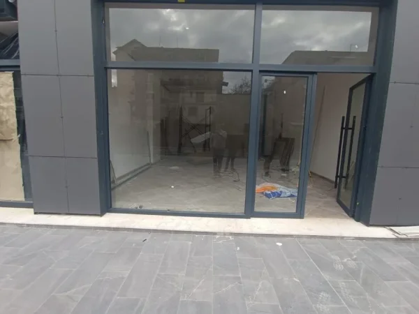 Tirane, jepet me qera dyqan Kati 0, 60 m² 1.200 €