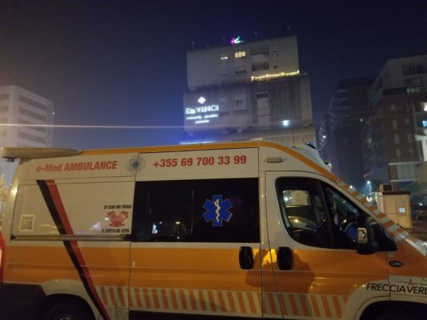 Tirane, ofroj transport me Ambulancë!