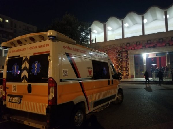 Tirane, ofroj transport me Ambulancë!