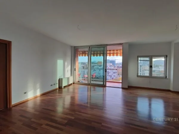 Tirane, jepet me qera zyre Kati 11, 150 m² 2.200 € (Galeria ETC)