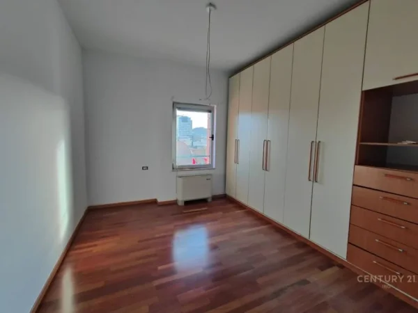 Tirane, jepet me qera zyre Kati 11, 150 m² 2.200 € (Galeria ETC)