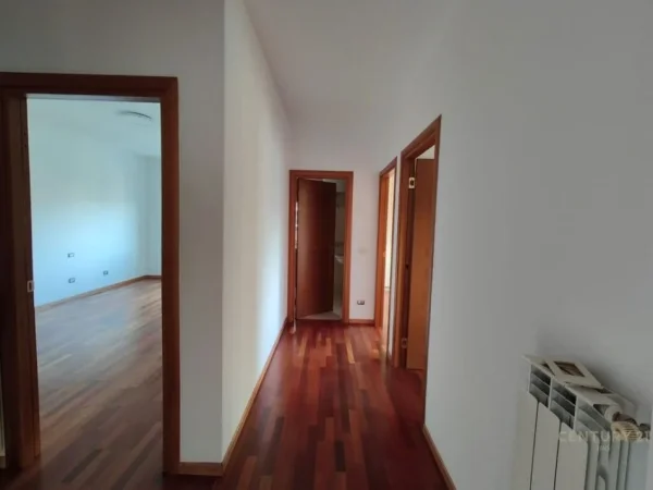 Tirane, jepet me qera zyre Kati 11, 150 m² 2.200 € (Galeria ETC)