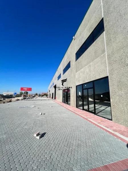 Tirane, jepet me qera magazine Kati 0, 4.500 m² 7.500 € (FUSHE PREZE)