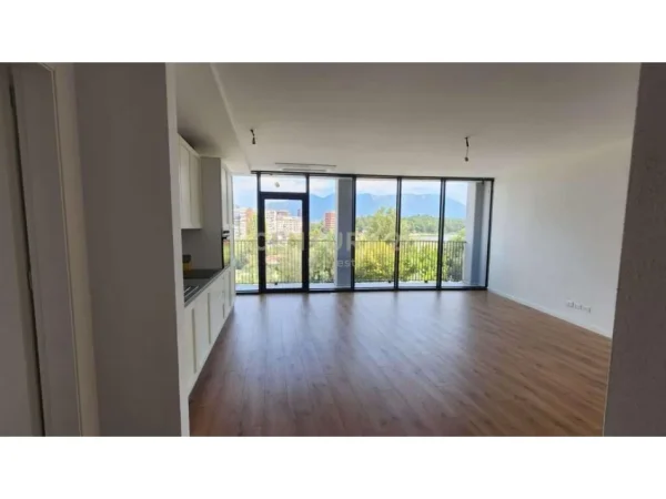 Tirane, jepet me qera apartament 2+1 Kati 2, 132 m² 1.400 € (Lake View)
