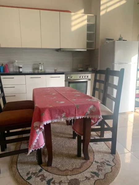 Tirane, jepet me qera garsonier Kati 1, 23.000 lek (Lloni ligori)