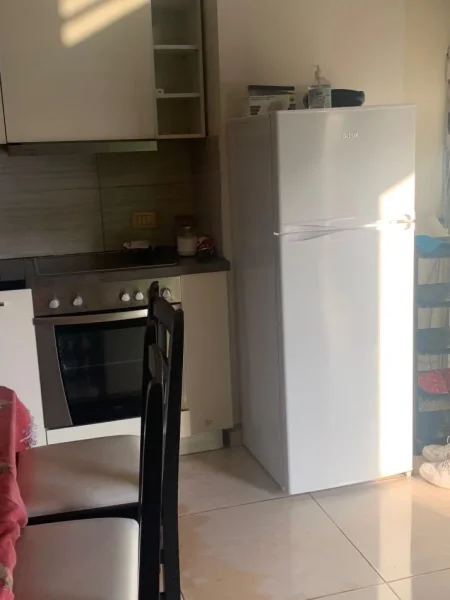 Tirane, jepet me qera garsonier Kati 1, 23.000 lek (Lloni ligori)