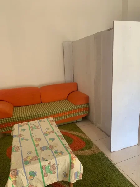 Tirane, jepet me qera garsonier Kati 1, 23.000 lek (Lloni ligori)