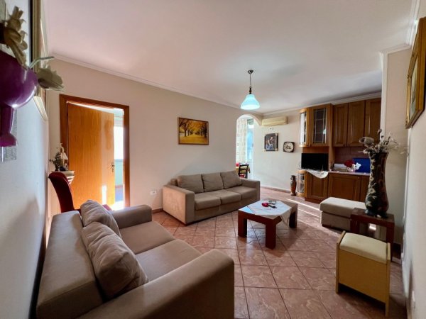 Tirane, jepet me qera apartament 2+1 Kati 3, 100 m² 550 € (Ish restorant durresi)