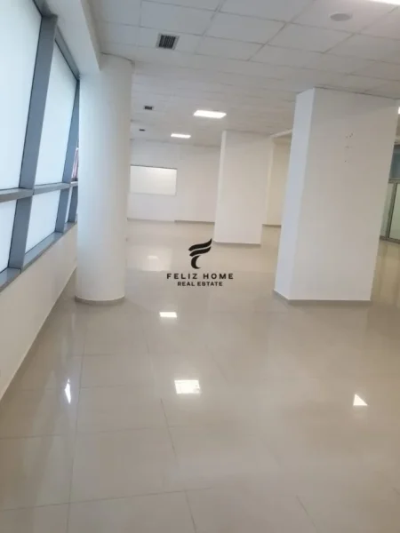 Tirane, jepet me qera zyre Kati 1, 250 m² 2.500 € (BULEVARDI ZHAN D"ART)