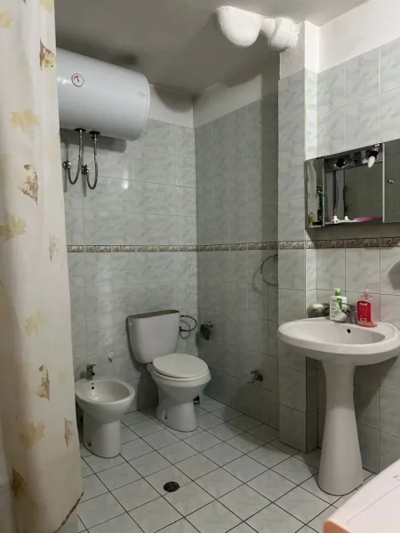 Tirane, jepet me qera apartament 2+1+Ballkon Kati 1, 104 m² 500 € (Rruga Kongresi i manastirit , prane shkolles cajupi)