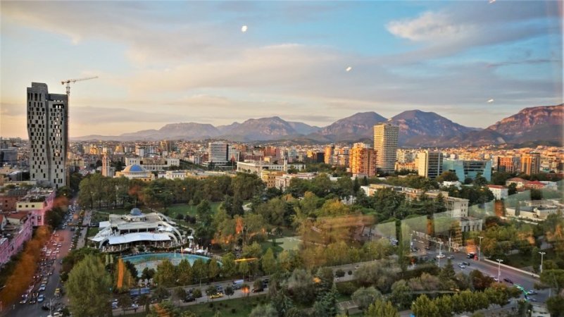 Tirane, jepet me qera apartament 1+1 Kati 3, 90 m² 400 € (Kombinat)