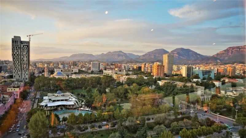 Tirane, jepet me qera apartament 1+1 Kati 3, 90 m² 400 € (Kombinat)