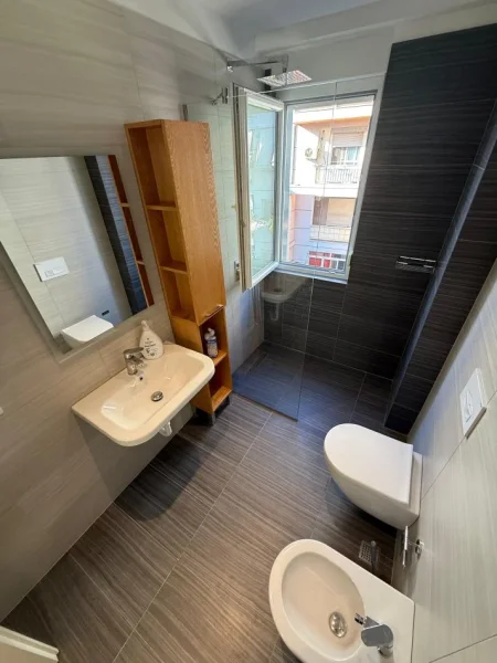 Tirane, jepet me qera apartament 1+1+Ballkon Kati 4, 70 m² 750 € (Rruga e Barrikadave)