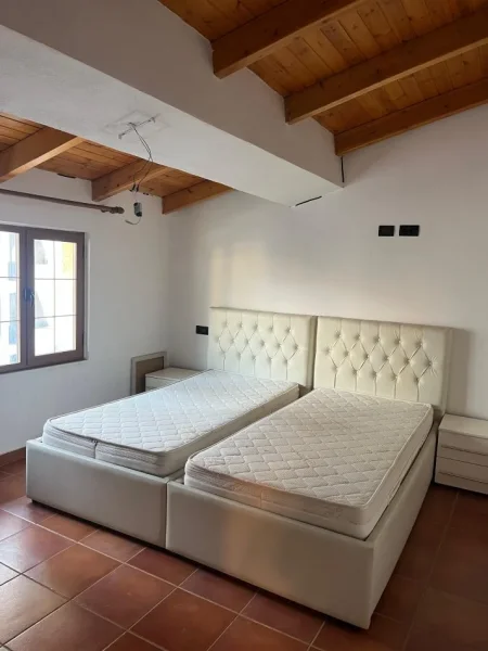 Tirane, jepet me qera apartament 1+1+Ballkon Kati 3, 60 m² 480 € (RRuga e dibres , prane viles gold)